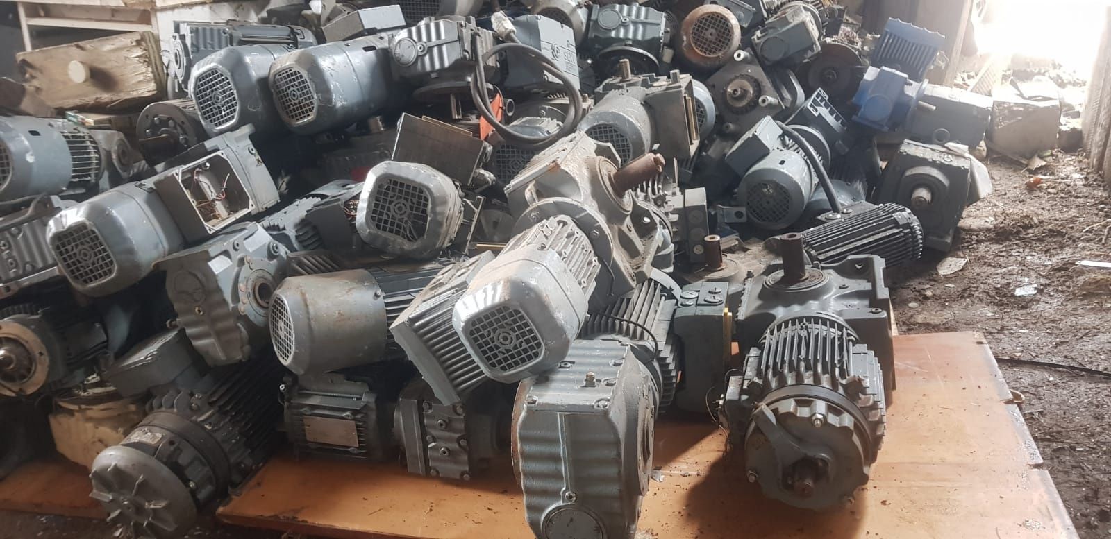 Motor cu reductor și invertor