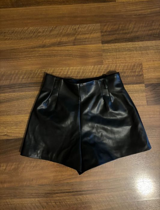Класически черни кожени шорти с висока талия ZARA