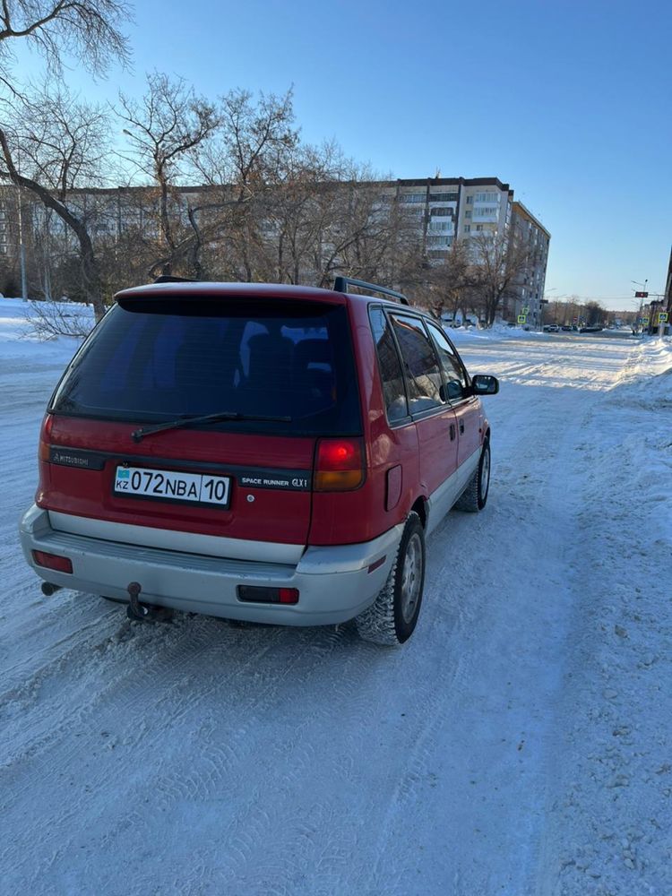 Митсубиси спейс раннер