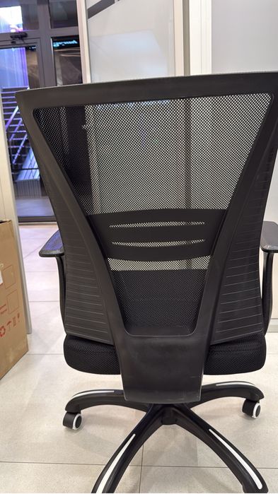 Стул офисный черный