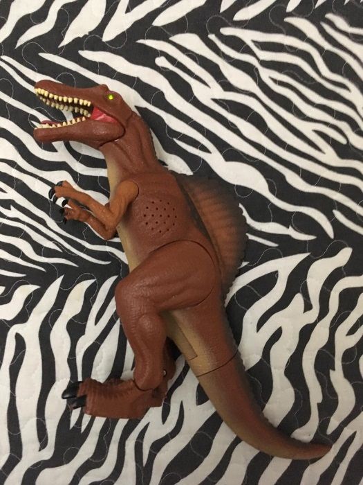 Продам динозавра на батарейках