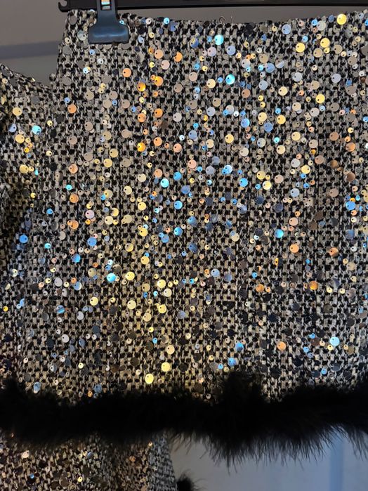 Уникален костюм блестящ пайети пера