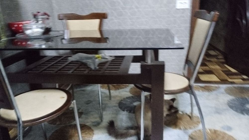 Обеденный стол в хорошем состоянии чистый