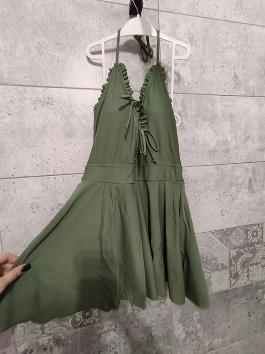 Costum de baie tip rochiță shekini – elegant, halter, V-neck, spate de