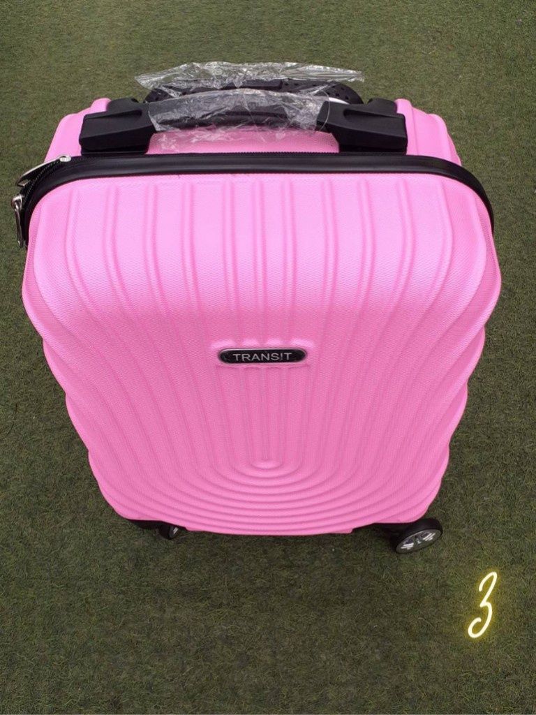 Стилен куфар с колелца за ръчен багаж с твърдо покритие