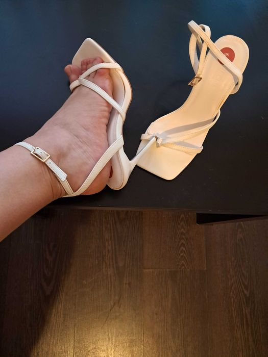 Sandale albe noi,nepurtate,UK.(no 35)