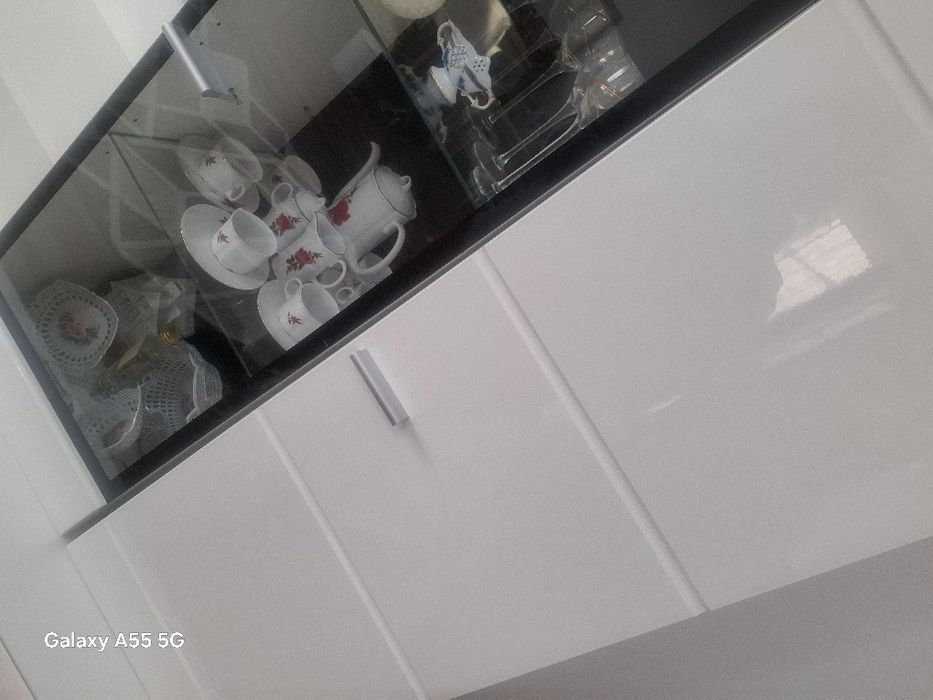 Mobila de zi cu vitrină iluminata în stare cum se vede pe poze