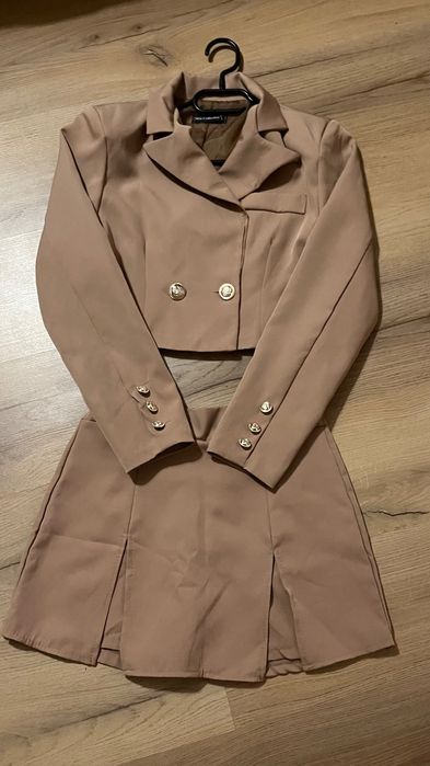 Дамски комплект сако и пола-панталон