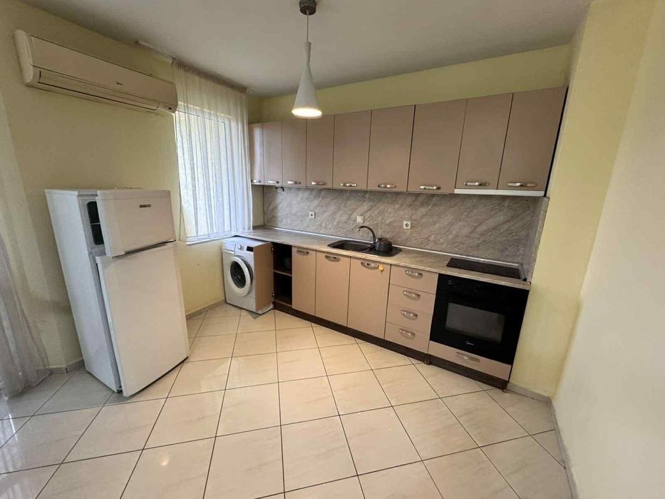 Дава се под наем Тристаен апартамент в Пловдив, Кършияка - 106 кв.м за 562 € - Снимка #1