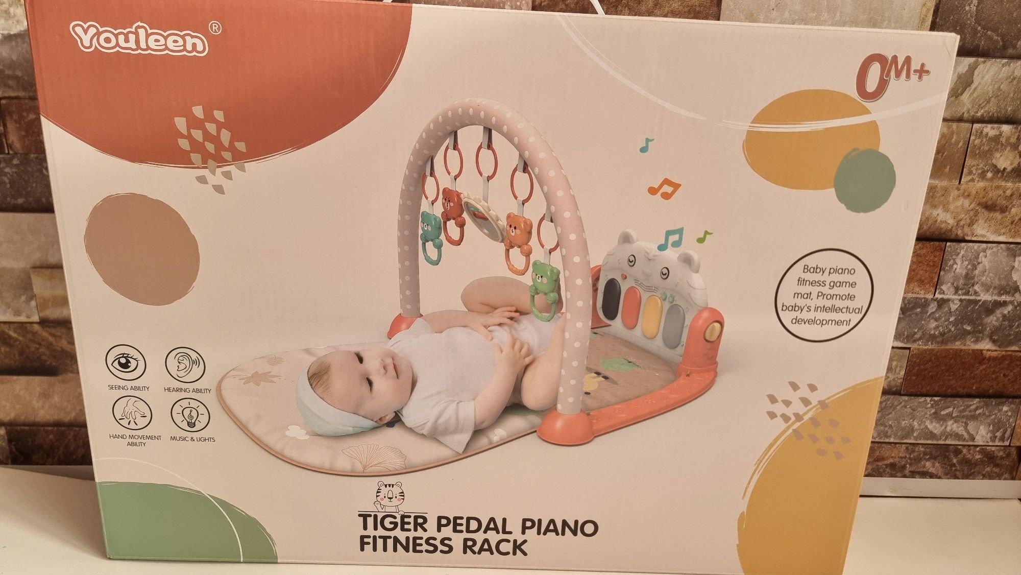 Muzikali pyaninali kovrik ochilmagan