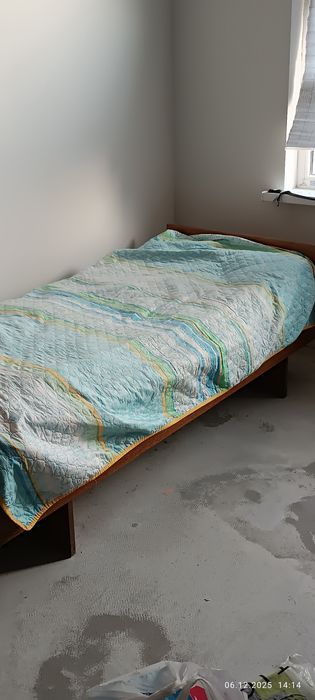 Продам деревянную, односпальную кровать с матрасом