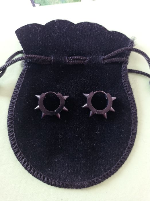 Обеци с шипове черни