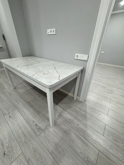 Продам новый обеденный стол и новый распашной шкаф