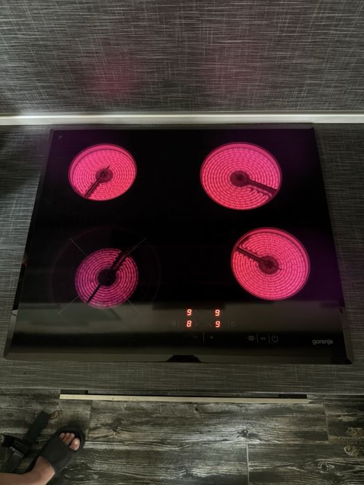 Фурна за вграждане с керамичен плот Gorenje