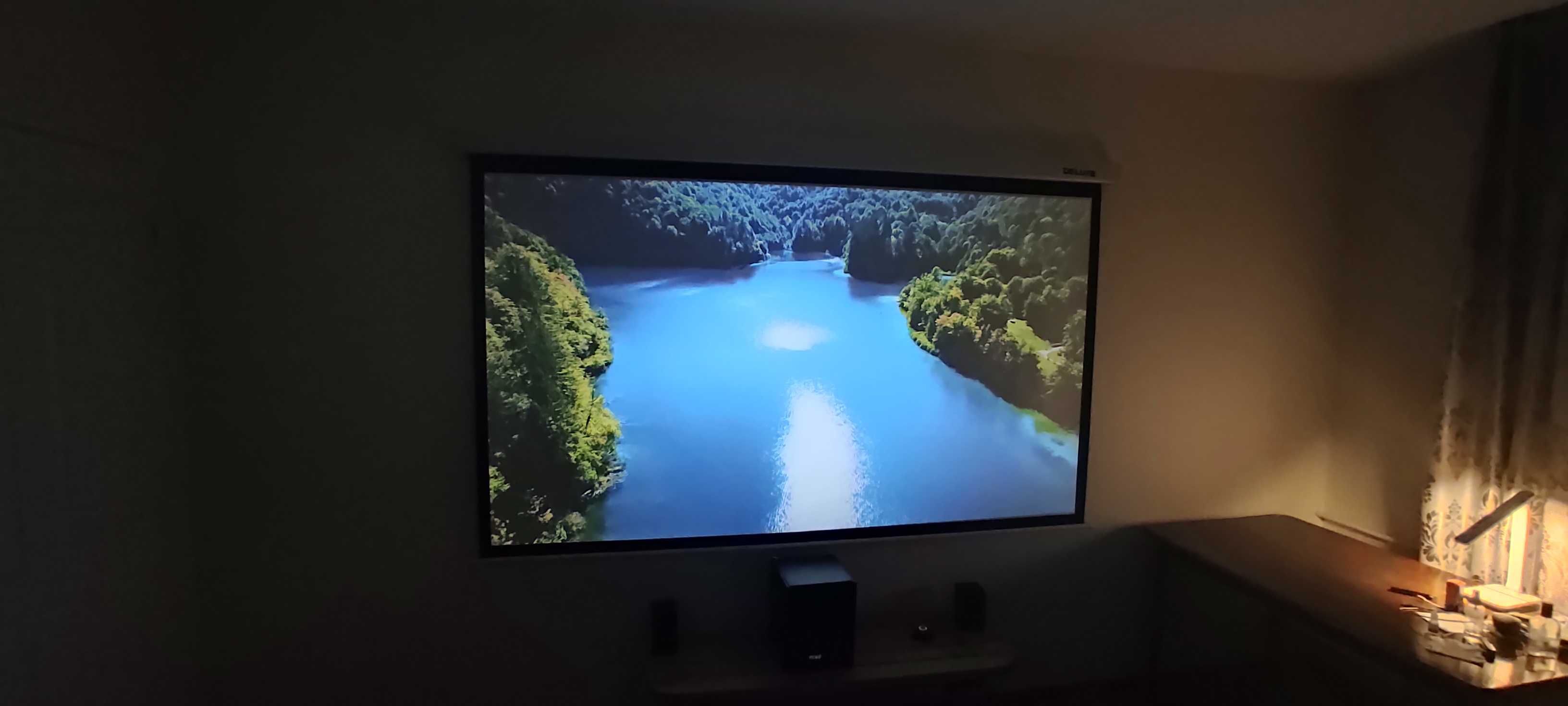 Проектор Touyinger H6 + Экран настенный Deluxe DLS 100 дюймов