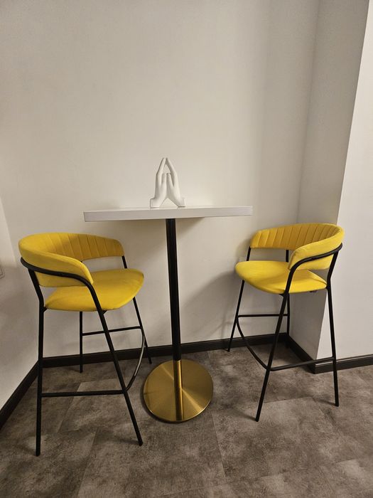 Барные столы и стулья