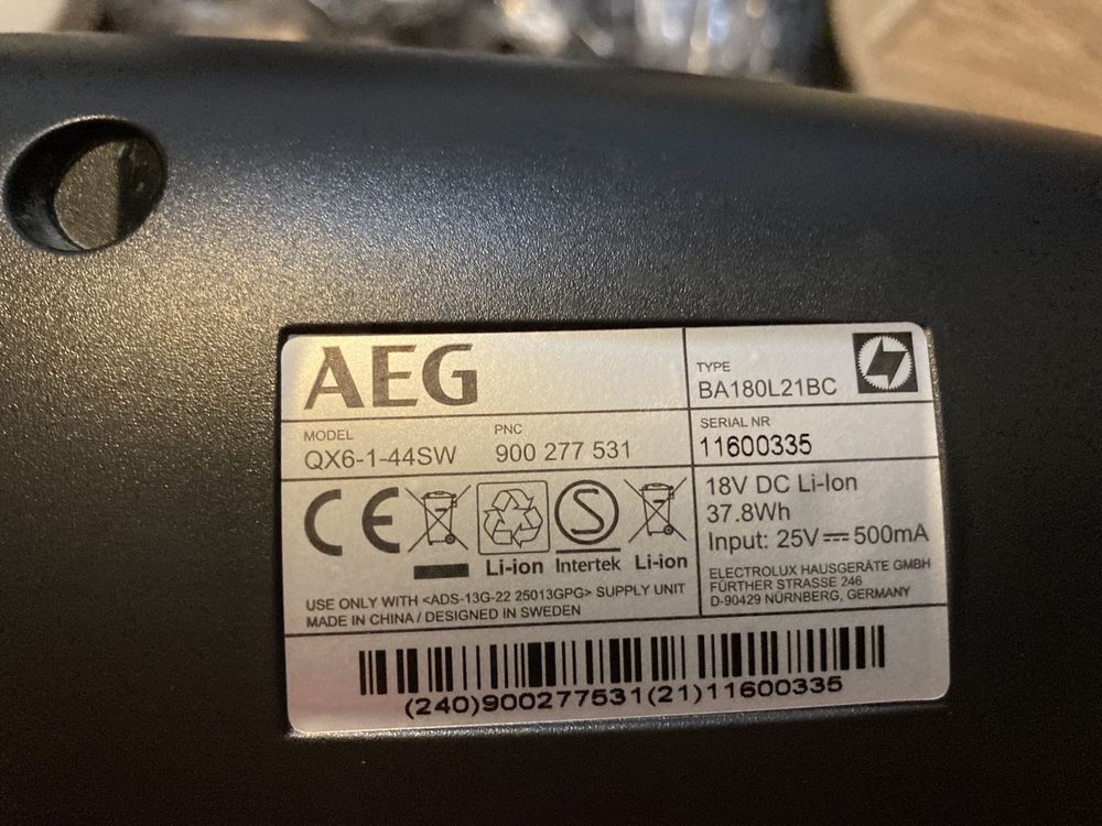 Aspirator vertical AEG QX6-1-44SV impecabil perie leduri