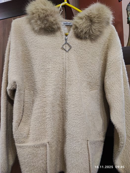 Елегантна жилетка с пух на качулката