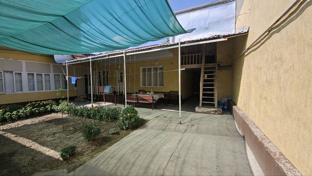 7 sotixli uy sotiladi