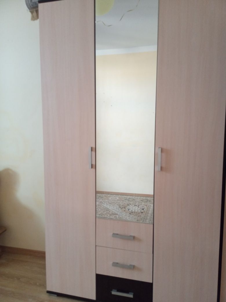 Продаётся шкаф с зеркалом