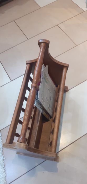 Suport din lemn masiv pentru ziare și reviste