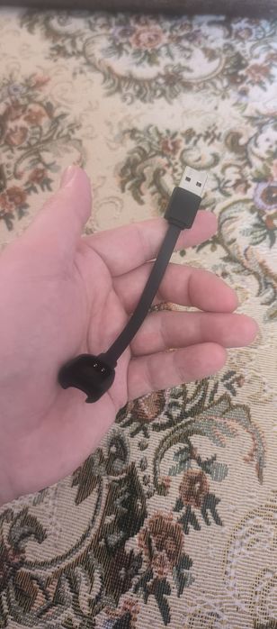 Продам зарядное устройство на Mi Band 4, и силиконовые ремешки.