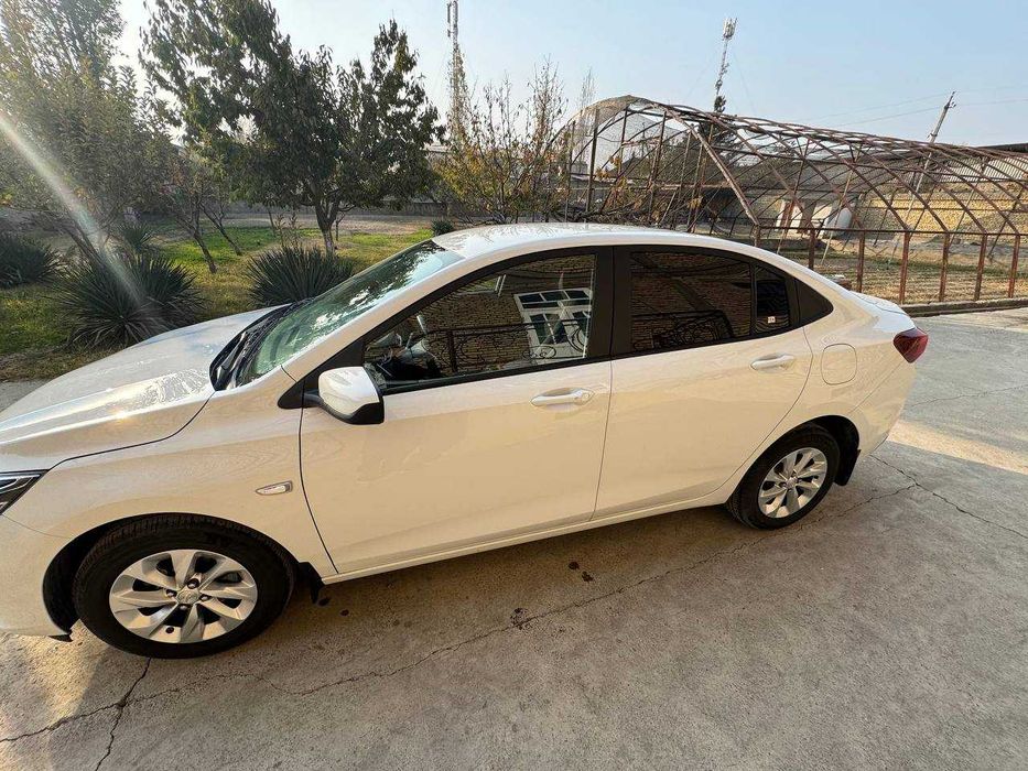 Продается белый Onix LTZ 2023 пробег 14.755км