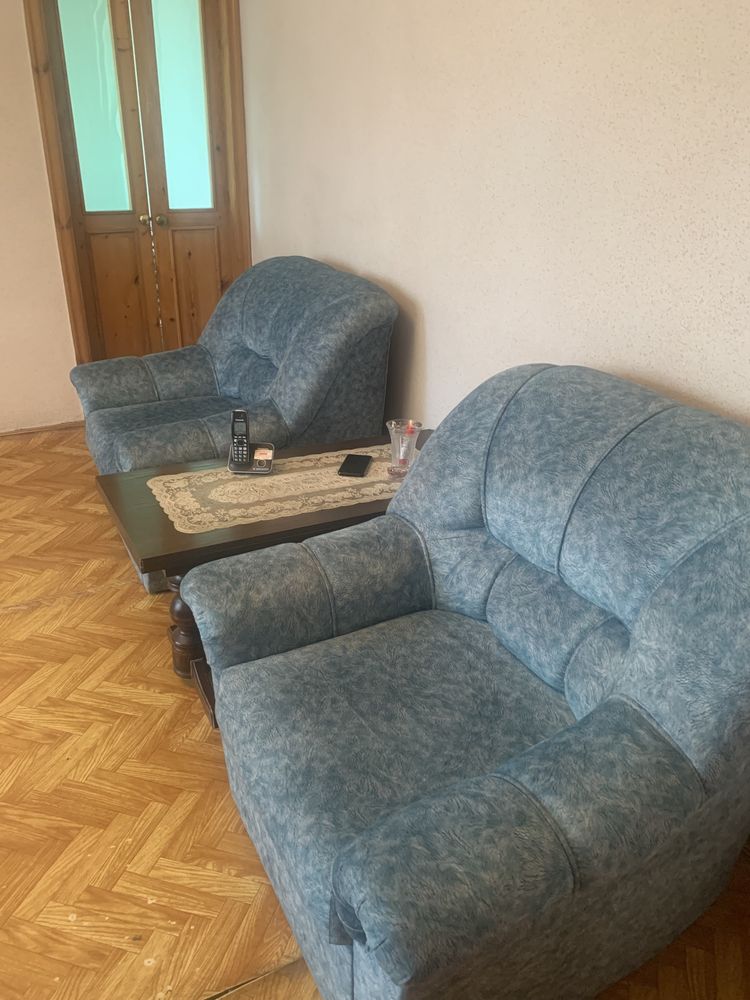 Продается раздвижной диван с 2 креслами