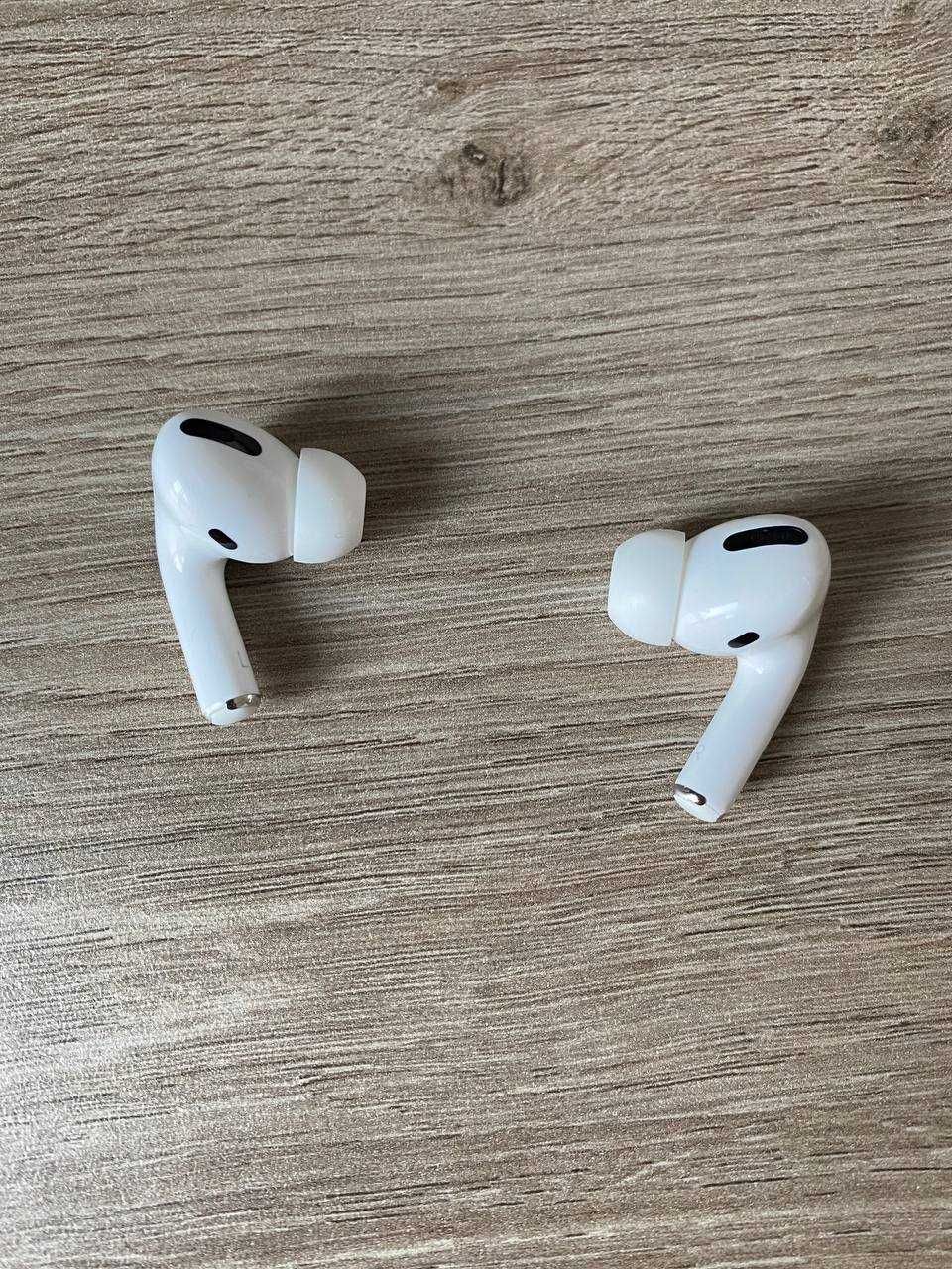 AirPods Pro (б/у, использовались всего две недели)