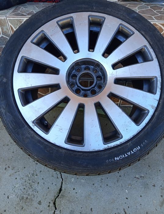 Vând jantă aliaj-Cauciucul se prezintă în stare foarte bună!