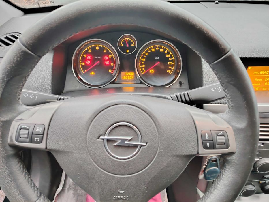 Se vinde Opel Astra H. An 2008, Pret 2300E.