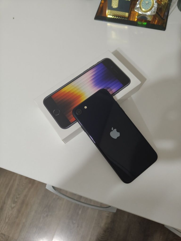 Смартфон Apple iPhone SE 2022  черный 128Gb