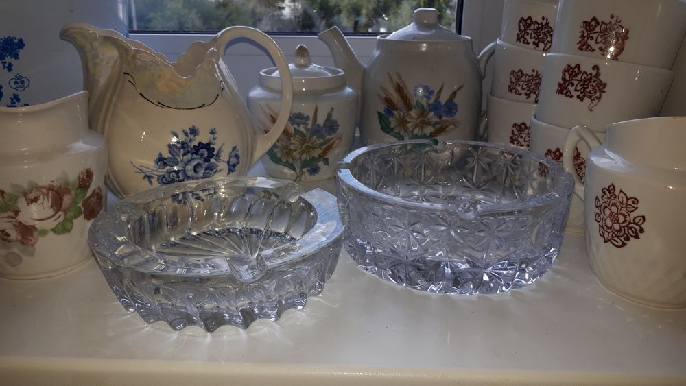 Пепельницы хрусталь чайный сервис.сливочник.пиалы.