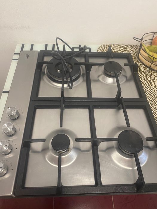 Vând plită pe gaz.