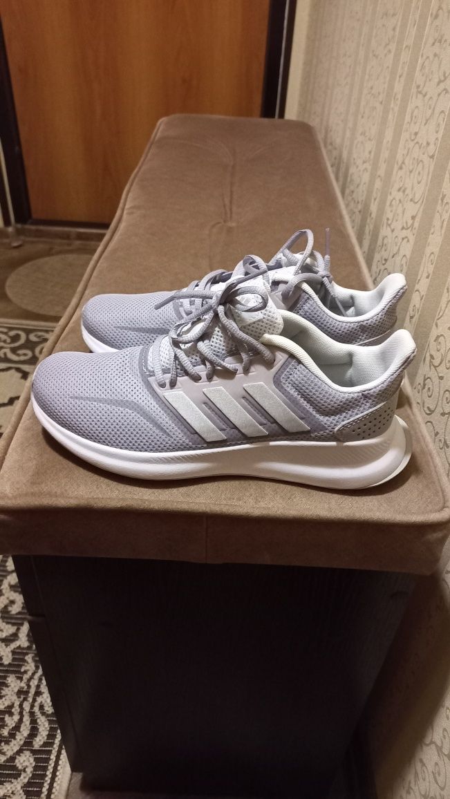 Продам кроссовки Adidas