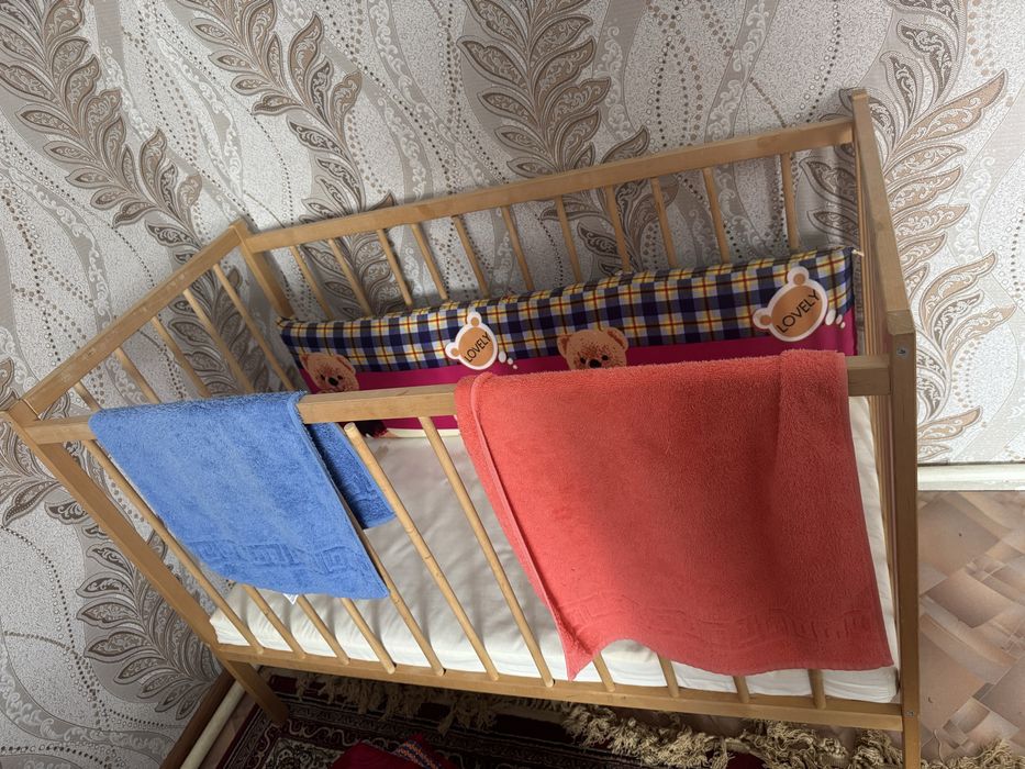 Продам детскую коляску и манеж деревянный