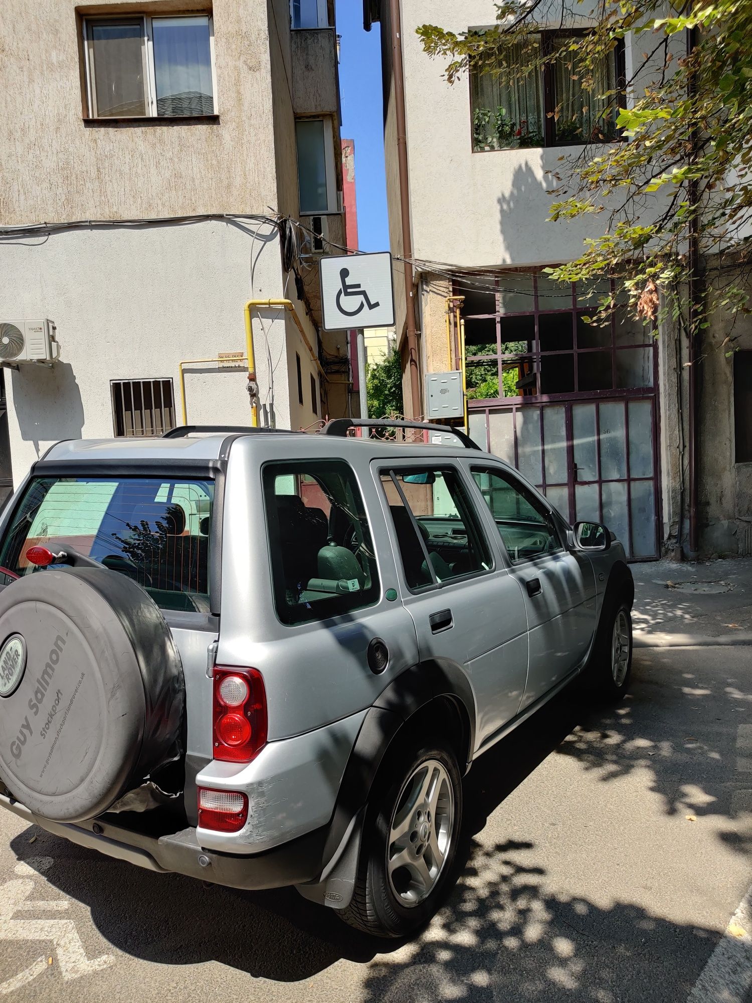 Vând sau schimb LAND ROVER
