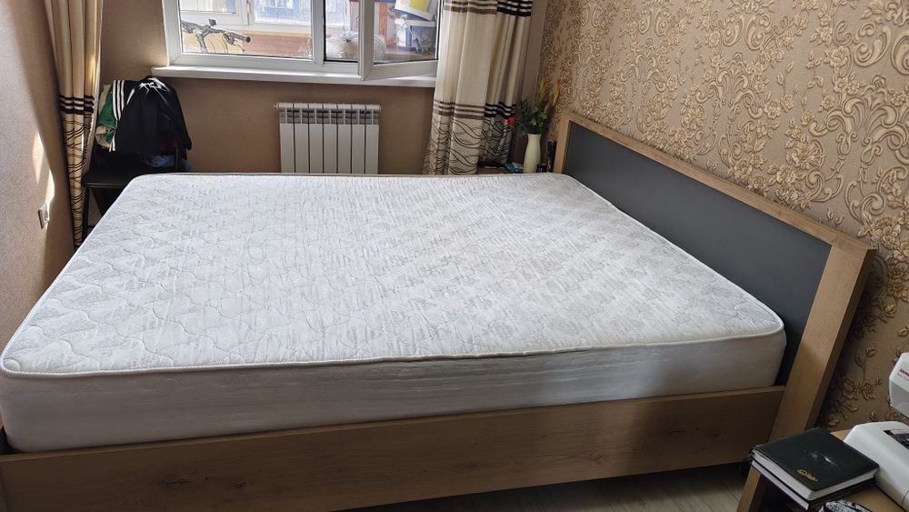 Забирайте кровать двухспальная+ матрас, размер 180* 200 см, в отлично