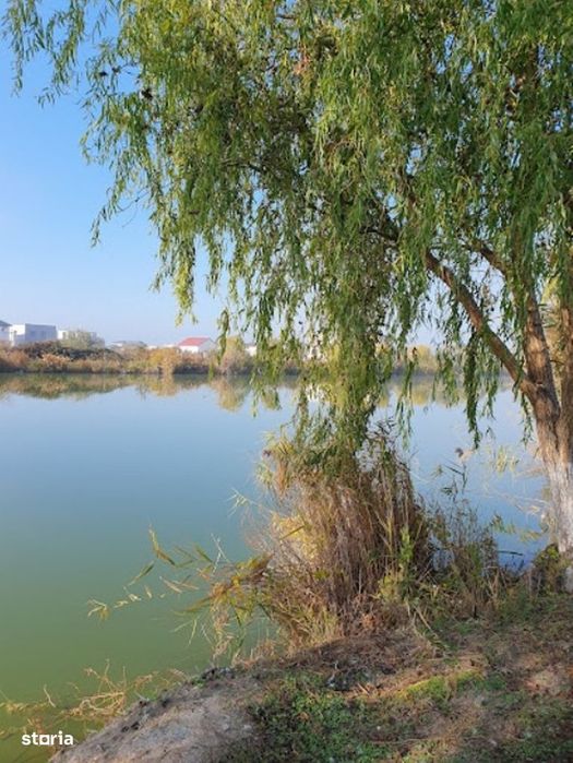 Teren cu fundatie si proiect pe malul lacului