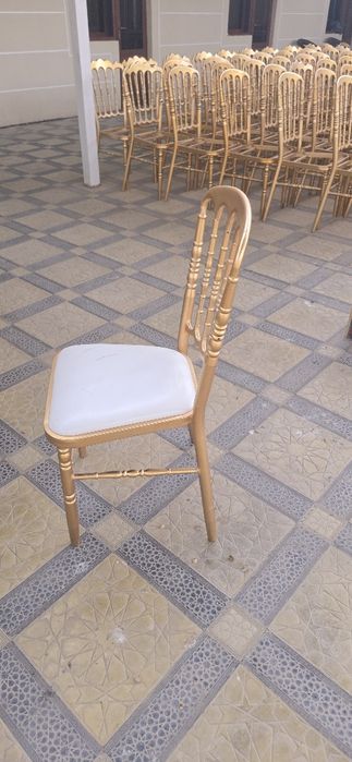 Tuyxona va kafe uchun stollar