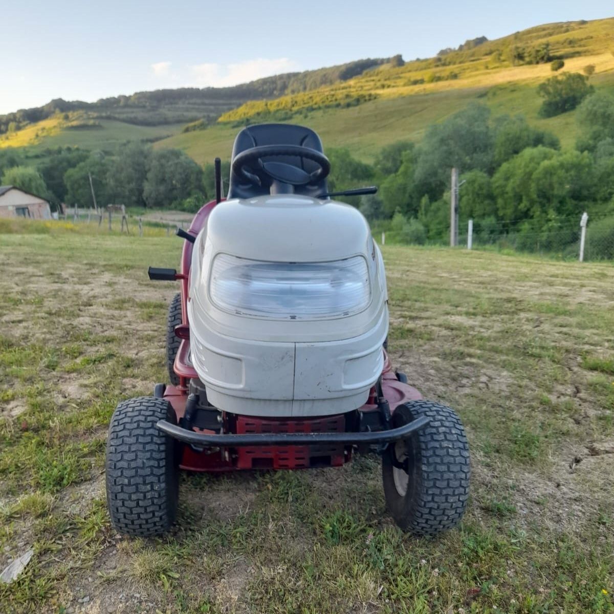 Tractoras tuns iarba MTD GUTBROD GLX 105 RHL Hydro–20 CP V-Twin/597cc