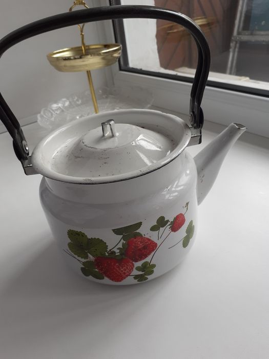 Продам эмалированный 2-х литровый чайник