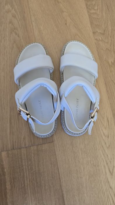 Дамски кожени сандали