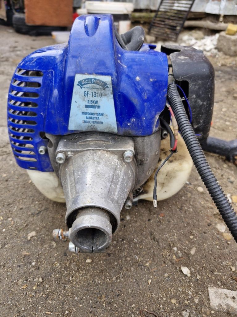 Vând motor de cositoare micul fermier în stare bună