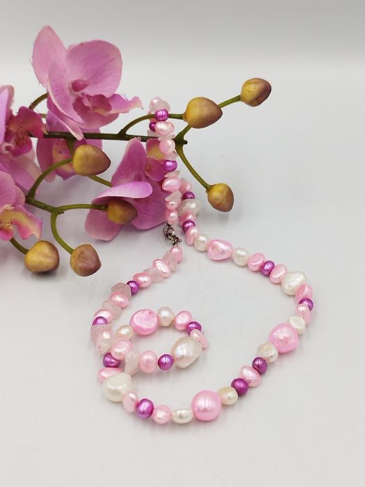 колие изработено от естествени розови и бели сладководни перли.