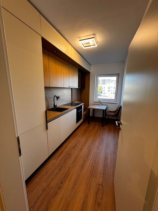 Garsoniera de inchiriat , Tractorul Coresi