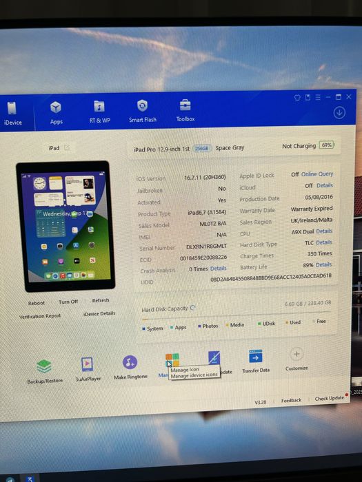 Vând iPad Pro 12.9” 256 GB, WiFi cu Magic Keyboard