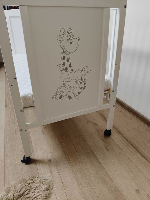 Patut din lemn masiv 120x60 cm Bria alb cu roti