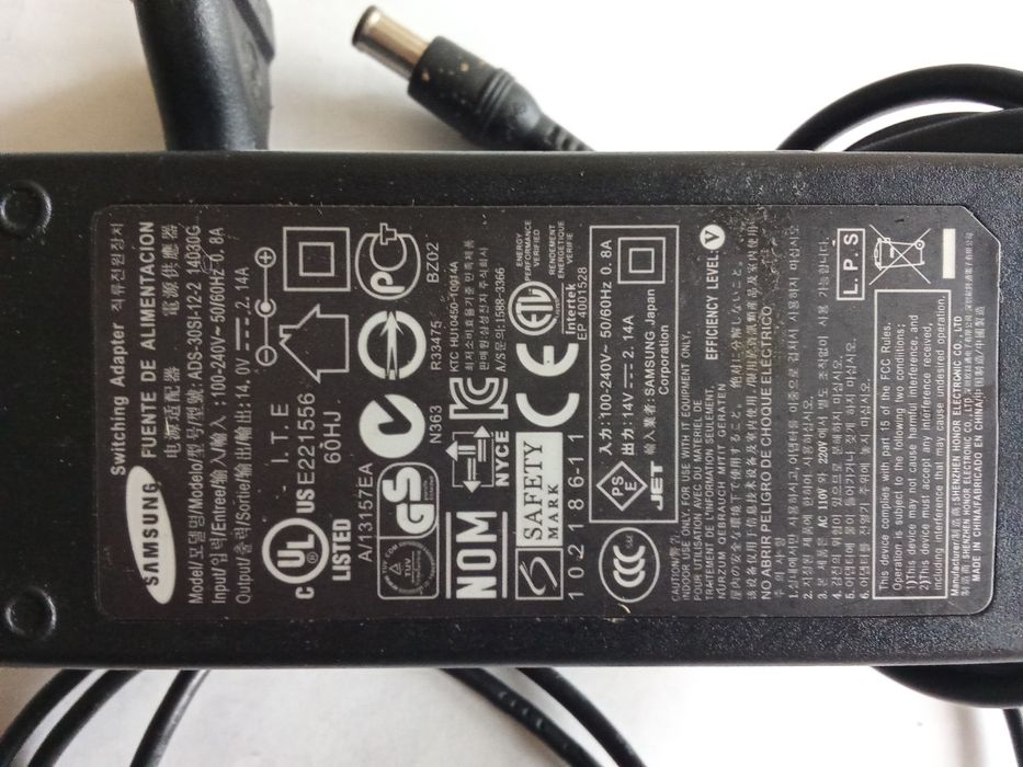 Продаю блок питания на ноутбук SAMSUNG