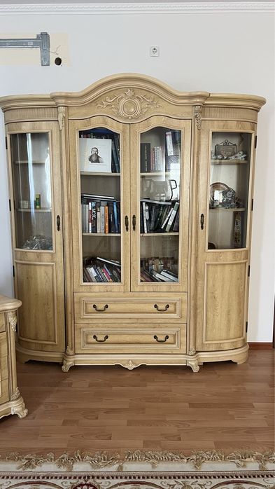 Продам сервант/книжный шкаф и письменный стол